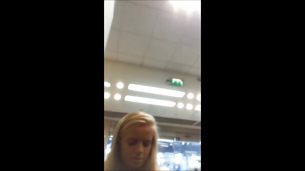 まばゆいばかりのブルネットのカタナ・コンバットが紫外線の下でファック 鈴木 一徹 アダルト 動画