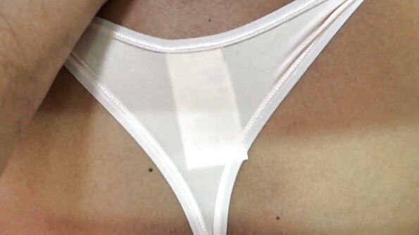 しっかりとしたお腹が平らなフィットの若い女性が舐められています セックス したい 女 動画