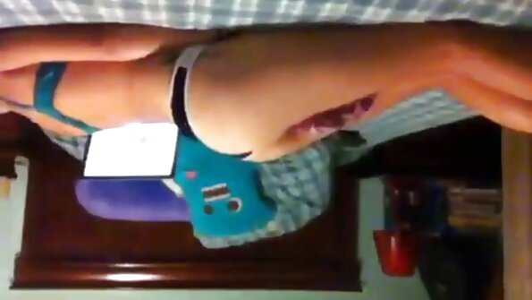 女の子は白いソファの上で一人でそれをやって猫のハードディルドをお楽しみください アダルト 動画 女性 の