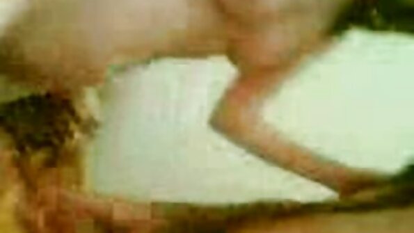 小さなおっぱいの女の子がロッカールームで筋肉質の男に犯される 素人 動画 女性