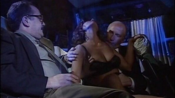 ゴージャスな赤毛のメイドが2つの大きなペッカーを磨いています オナ 女 動画