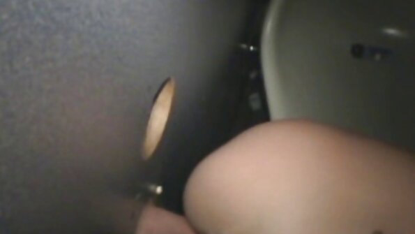 鼻ピアスの女性ジョガーは、ディックを吹くお金を簡単にします 無料 アダルト 動画 キス