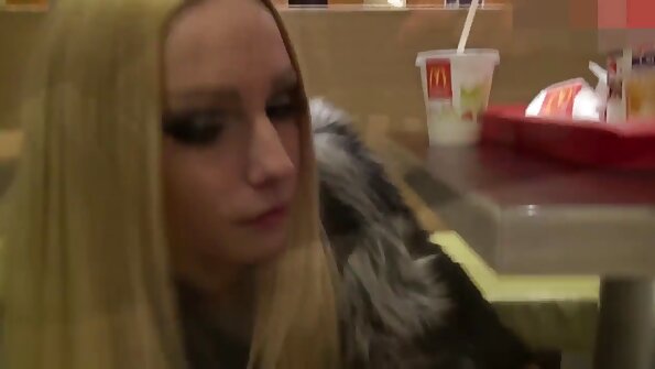 ギンプはソファで彼のセックス狂った愛人をクソしています えろ 女 動画