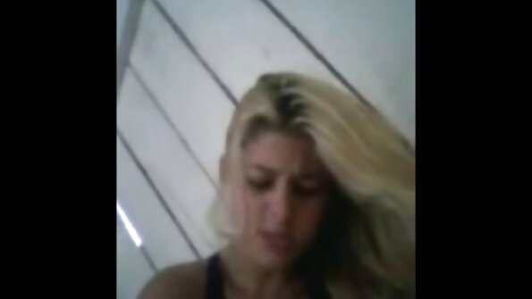 角質の男は彼女を深くファックするためにひよこのパンティーを脇に引っ張る 女の子 アダルト 無料