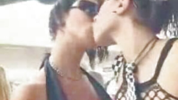 熱いブロンドとブルネットは今日ベッドの上でお互いを感じます アダルト 無料 女