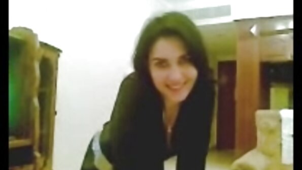 ホットクーガーは広いベッドで若いパートナーに喜ばれます アダルト 女性 用 無料 動画