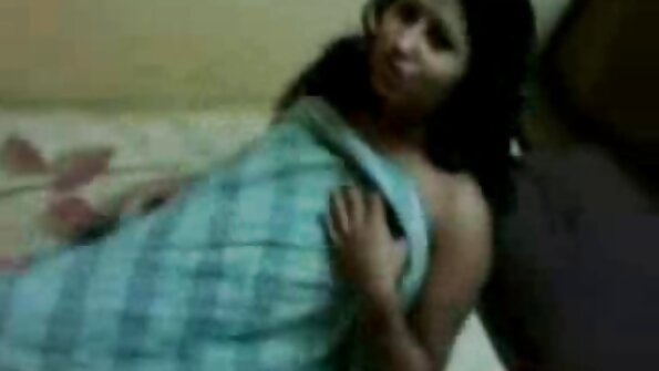 女性はマットレスで彼女のガールフレンドの膣をなめる準備ができています 女の子 用 エロ 動画