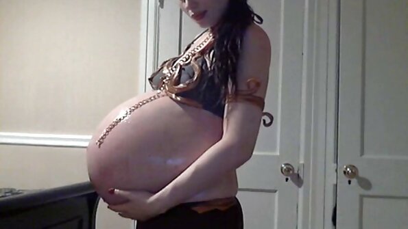 素敵な金髪のクーズが強打されている間に撮影されています 女子 の アダルト ビデオ