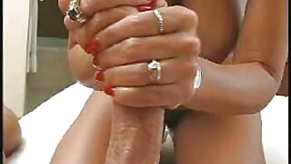 筋肉ストリッパーは独身パーティーの女からフェラチオを取得します 女の子 の 為 の エロ 動画