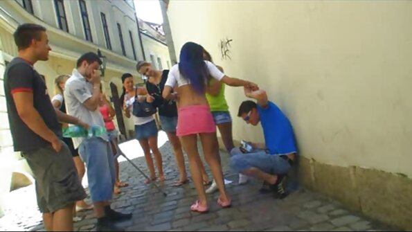 ネオンライトの下で強烈なレズビアンの猫をなめる 女の子 無料 エッチ